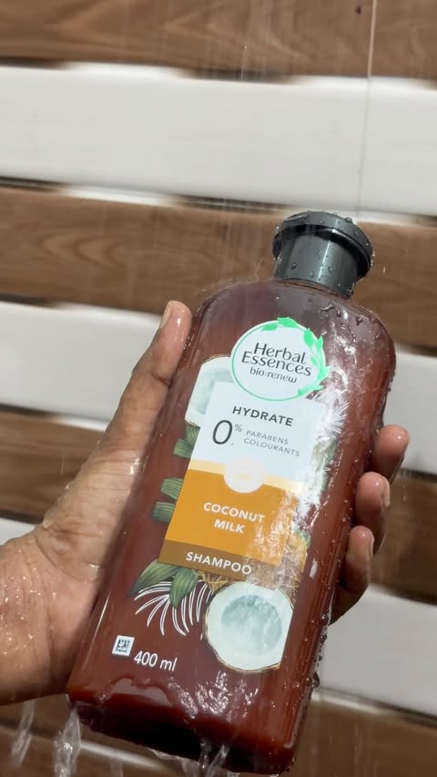 Instagram post by @karthivlogs_ for Herbal Essences. Caption reads: [...] look! 🤍 #Flipkar #FlipkartBeauty....