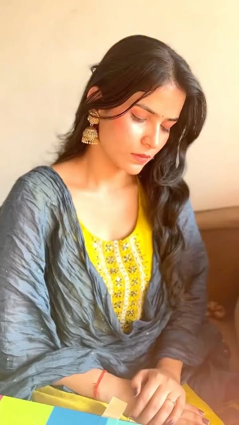 Instagram post by @yaaraanchal for Farmley. Caption reads: Mera muh sirf @farmleyin munching ke liye khulna....