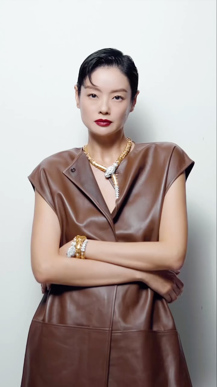 Instagram post by @sheila_sim for SHISEIDO. Caption reads: 在《小娘惹之翡翠山》的片场，Sheila沈琳宸找回了久违的自己，也重新感受表演带来的纯粹情感。从模特....