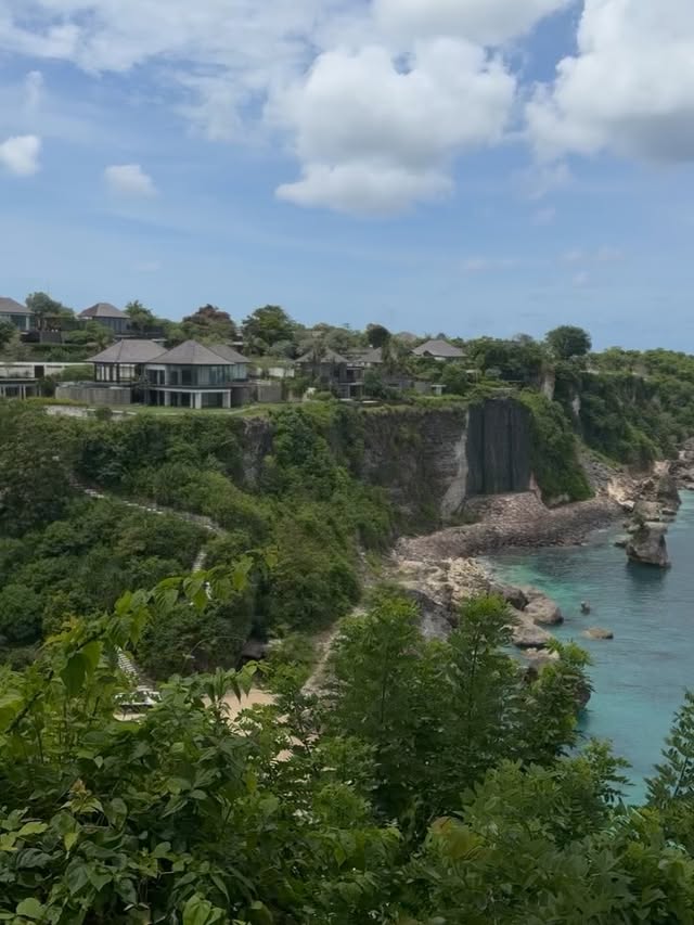 Instagram post by @jonocastanoacero for Luxury Escapes. Caption reads: Free flowing in Bali

 @ayanaresort....