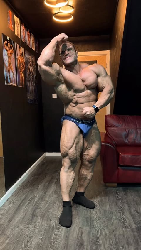 Instagram post by @hassan_mostafa92 for Jed North. Caption reads: See you tonight at 7 pm @arnoldsportsuk جمعة....