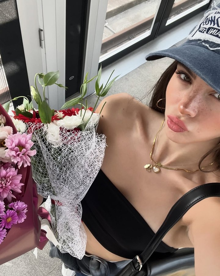 Instagram post by @doa.evrenn for Goorin Bros.. Caption reads: Me & my fav caps ✌🏻
#ad 
Reklam değil.