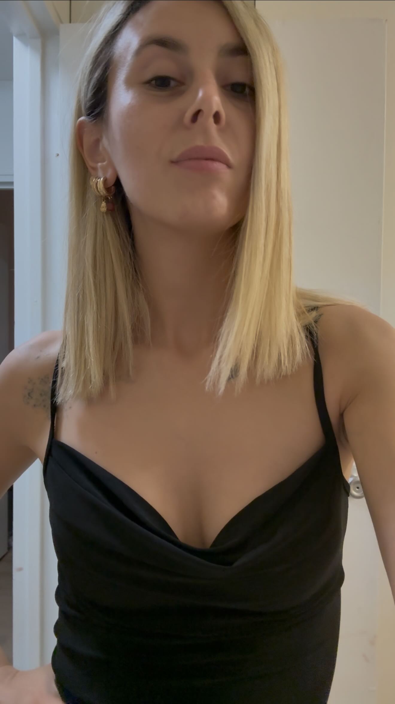 Instagram post by @zeynepcelikk1915 for Niidor. Caption reads: [...] about visible hangers. 
 
 Thank you....