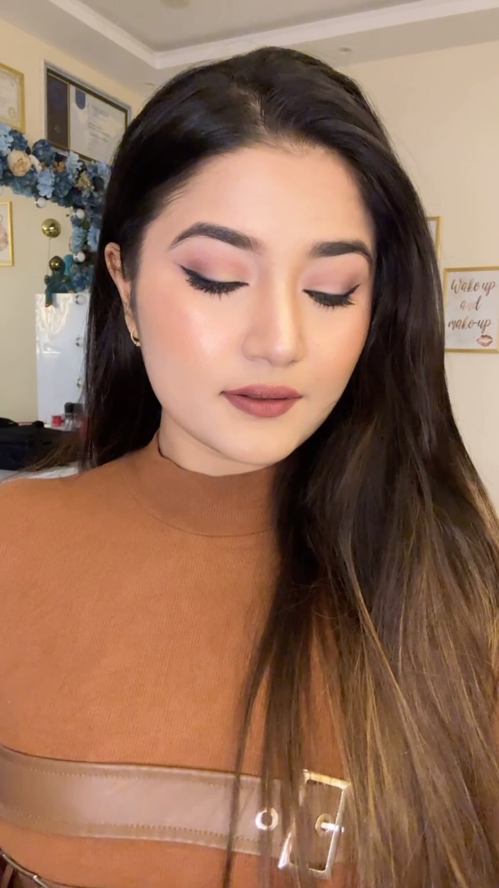 Instagram post by @makeupbyhudakhan for LOVE EARTH. Caption reads: ✨Products breakdown:💄
👉🏻Eye base @hudabeauty....