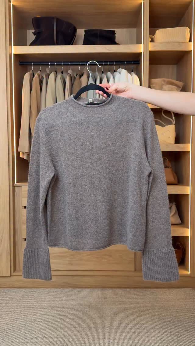 Instagram post by an influencer for Jigsaw. Caption reads: [...] cashmere knit from @insidejigsaw ☕️🍂. Style....
