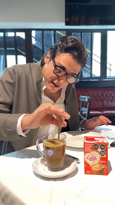Instagram post by @clausmaluf for Coffee mate. Caption reads: Si van a hacerme mi café háganmelo con Coffee Mate....