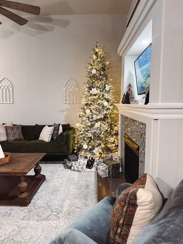 Instagram post by @theblondespaniard for King of Christmas. Caption reads: Can’t believe it’s only 4 more days until....