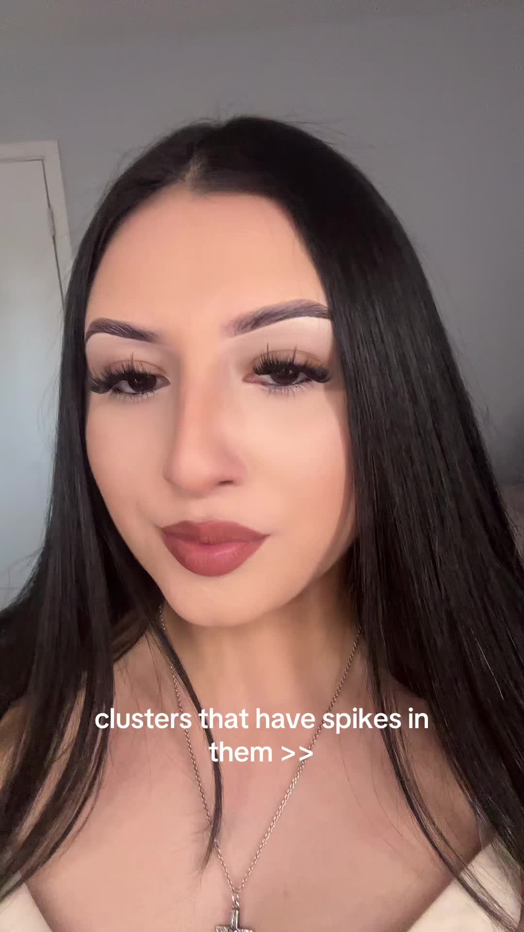 TikTok post by @_issaalondra_ for Zanlufly Beauty. Caption reads: i love these!! @zanlufly Beauty #lashclusters....