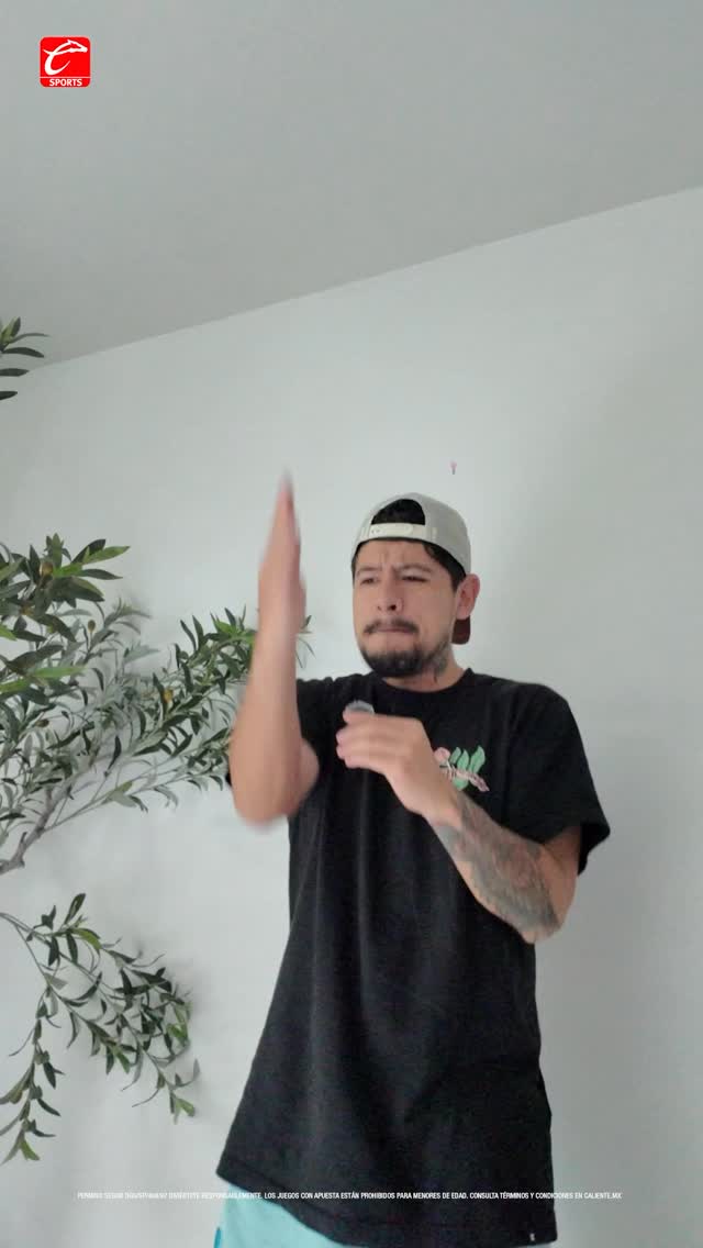 Instagram post by @paquideus for Caliente.mx. Caption reads: México vs Colombia.