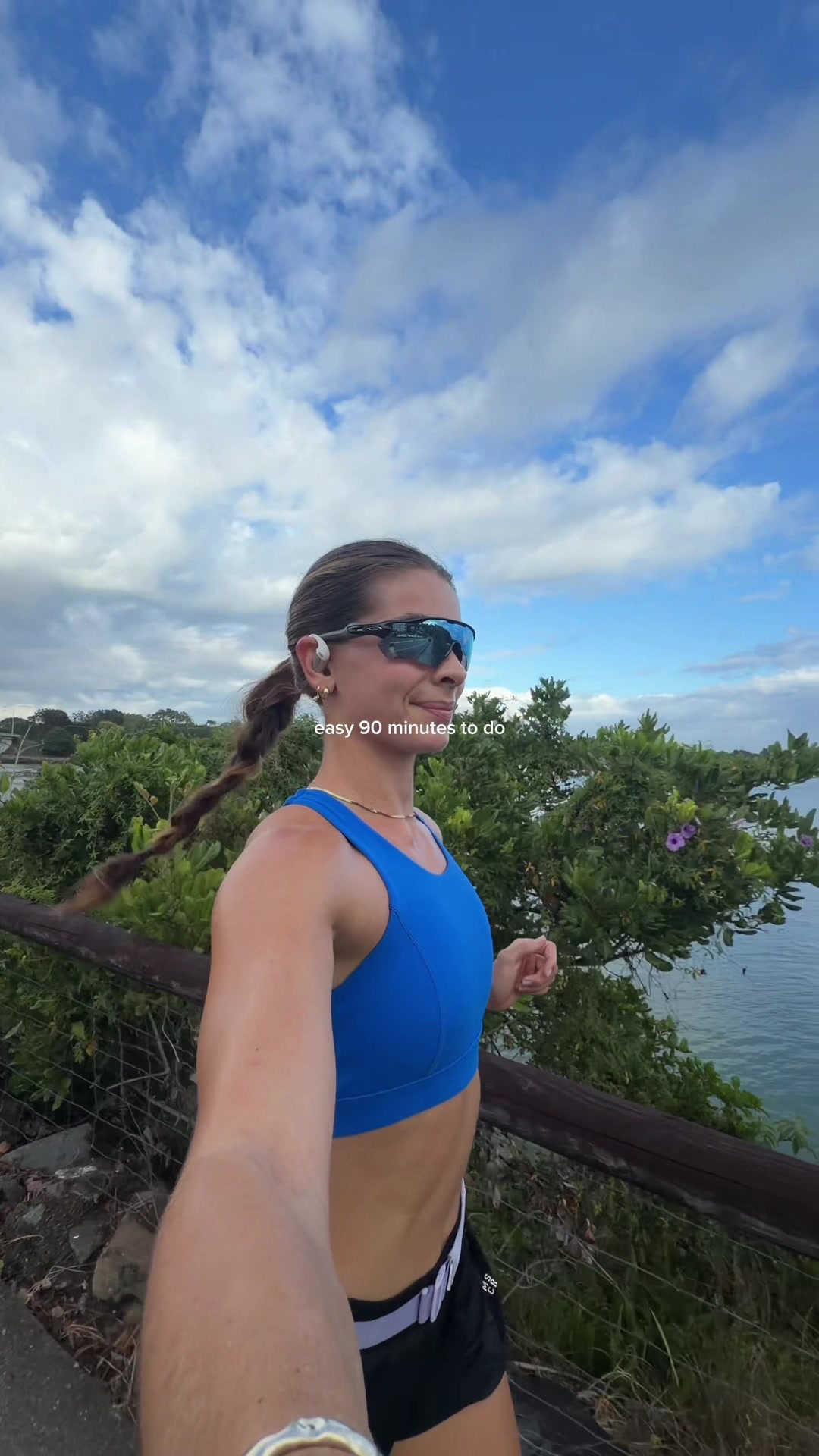 TikTok post by @annabelleronnfeldt for Muscle Republic. Caption reads: [...] for my Sunday run…😂 Wearing new @Muscle....