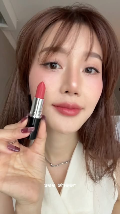 Instagram post by @jannnrn__ for M·A·C Cosmetics Thailand Market. Caption reads: M.A.C Lustreglass แท่งเดียวจบ....