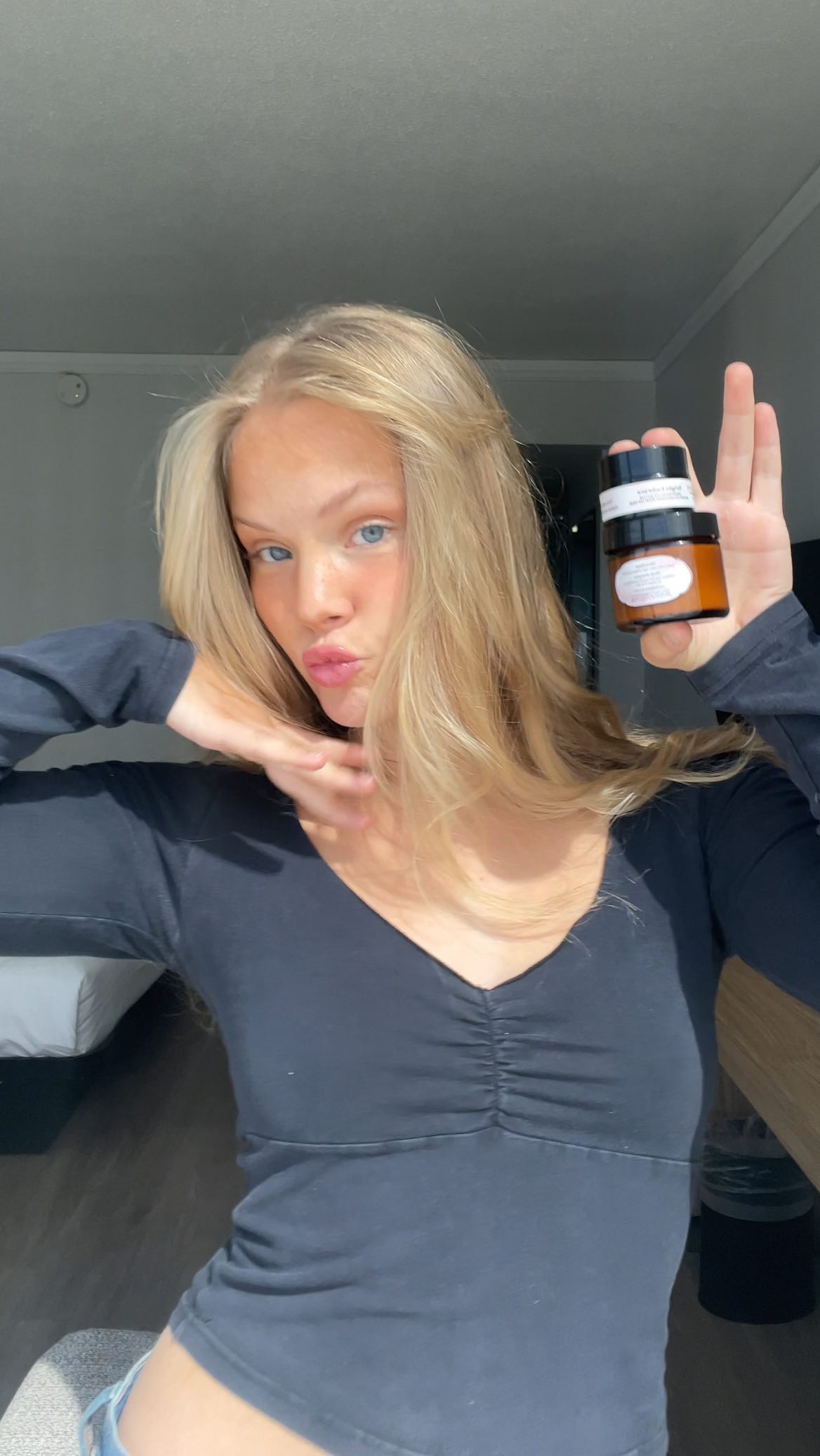 Instagram post by @jenna_warren for Cosmette Skincare. Caption reads: [...] ✈️ #CosmettePartner #Skincare #ad....