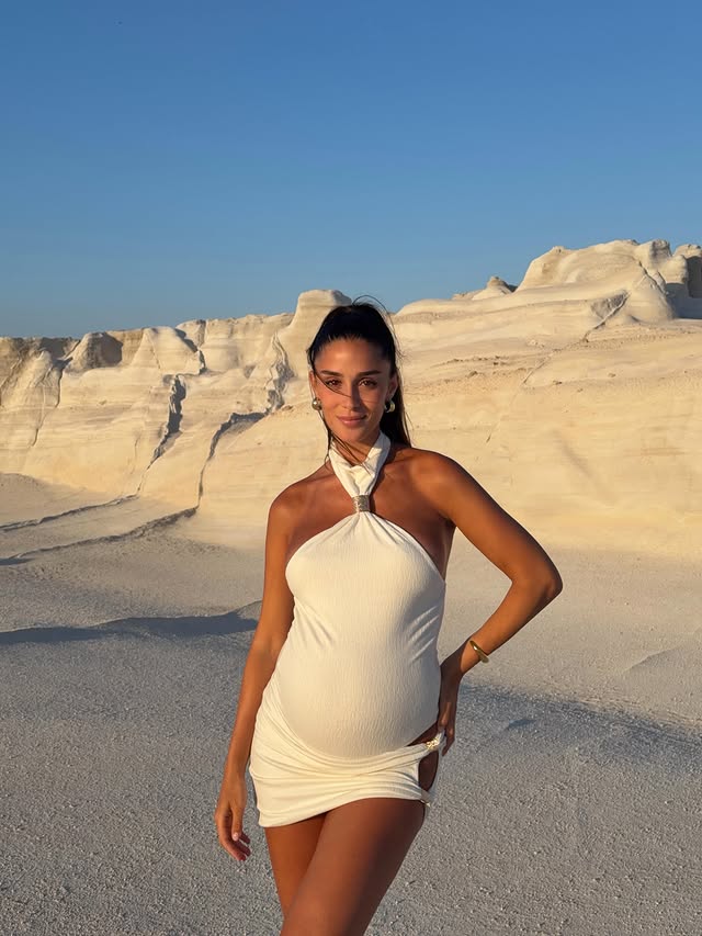 Instagram post by @claudia.martinez for Fashion Nova. Caption reads: [...] tanto os gustó!!!🦢*es de @fashionnova.