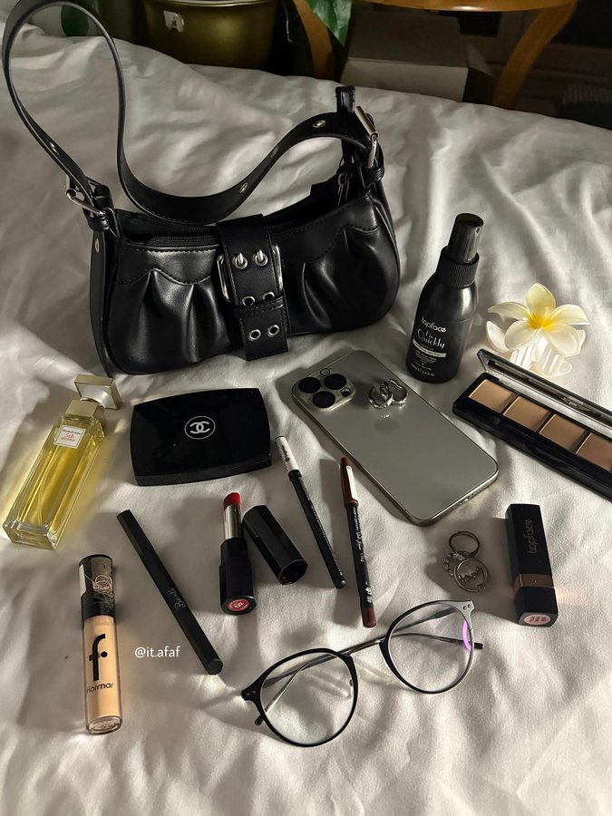 Instagram post by @it.afaf for VogaCloset. Caption reads: 🖤🩷 My new makeup with my favourite bags....