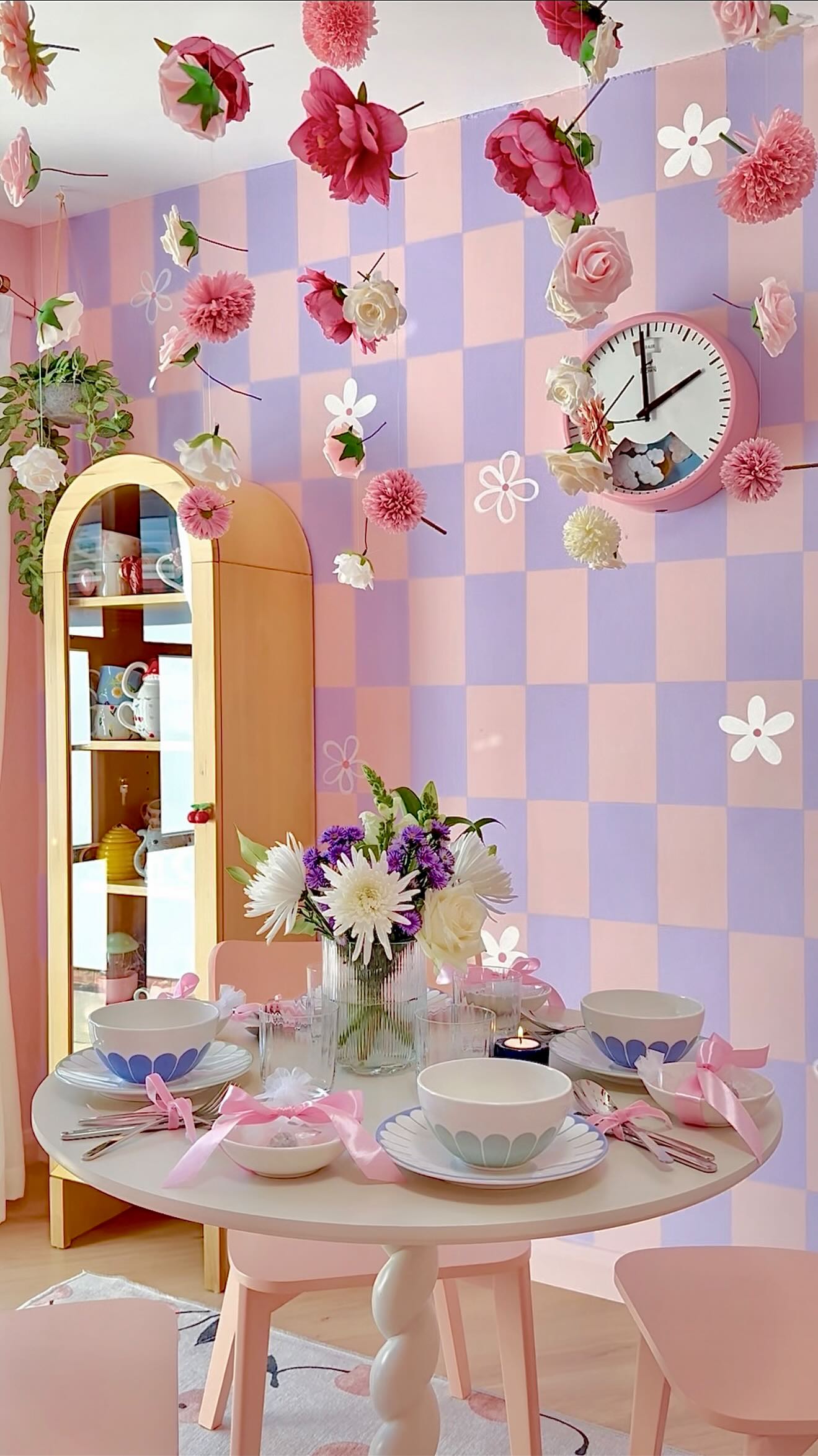 Instagram post by @homewithhelenandco for Villeroy & Boch. Caption reads: Ad. I invited some friends round for a little....