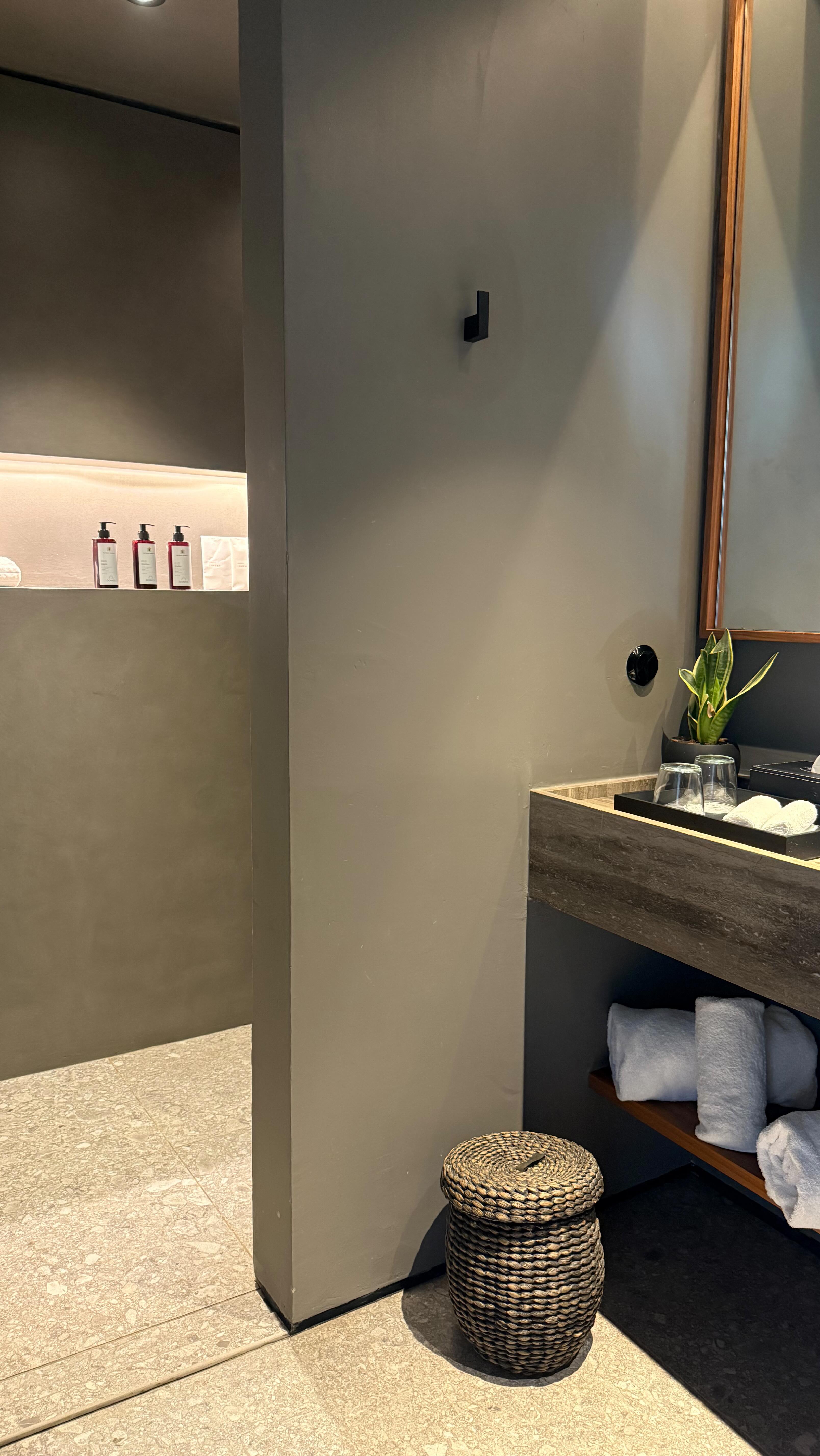 Instagram post by @gabrielaadores for EC Clinic London. Caption reads: [...] call I didn’t know I needed. 

At....