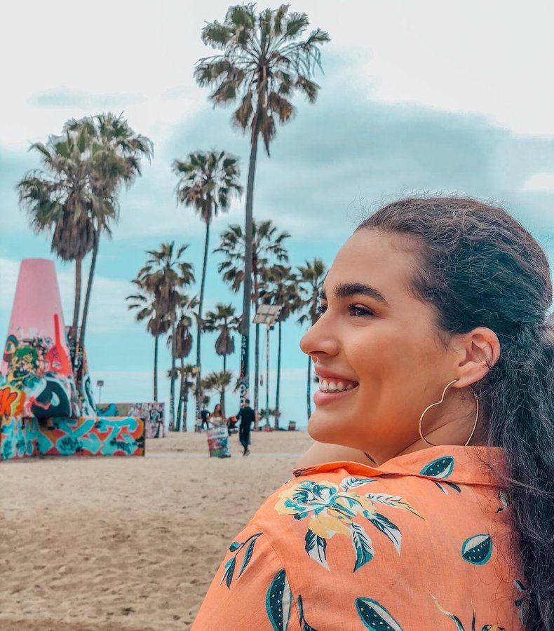 Instagram post by @livianaragao for Booking.com Brasil. Caption reads: Ahh Venice Beach 💙... ô terrinha inspiradora!....