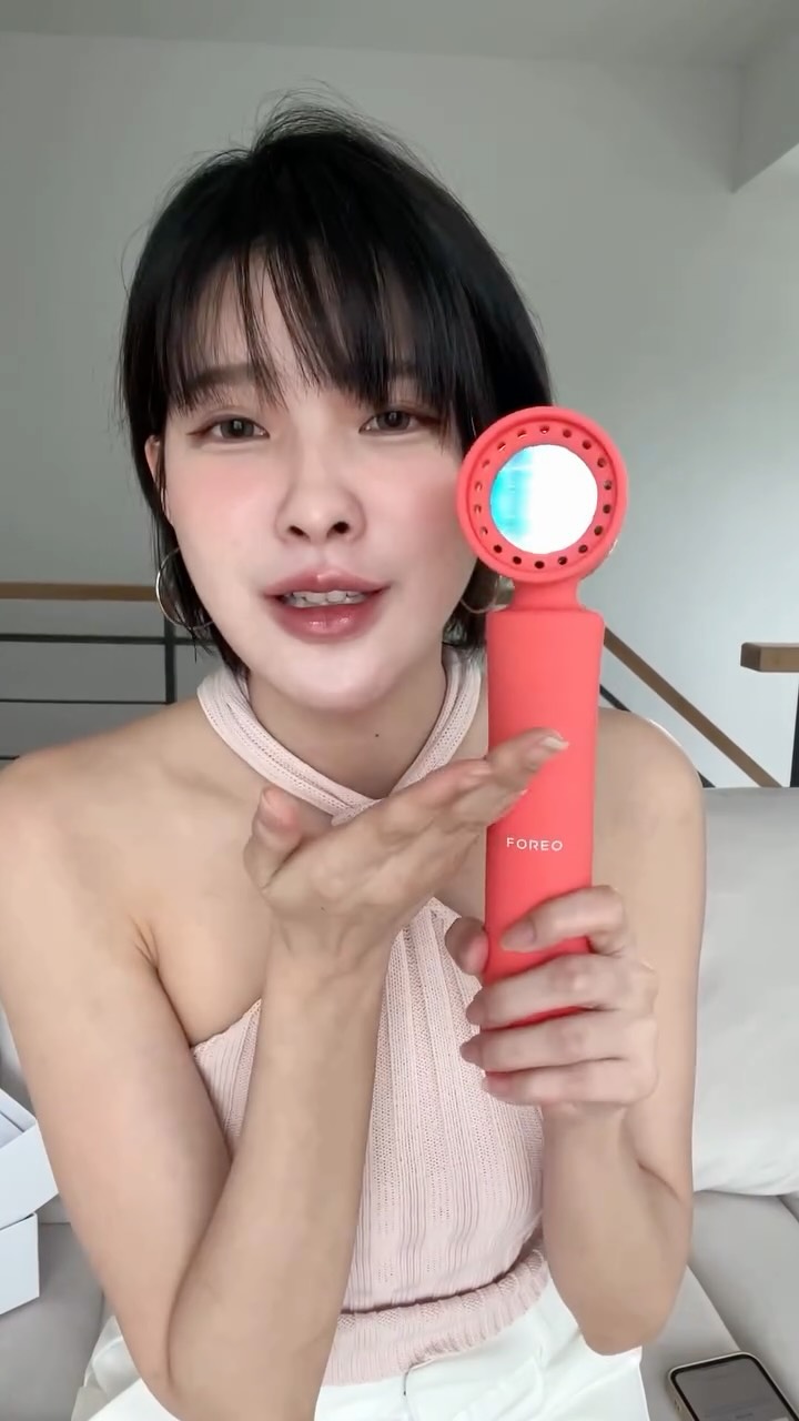 Instagram post by @natty_tyn for Foreo. Caption reads: ถ้าเลิกกับแฟน.. แล้วเราจะรักกันได้ไหม🙂‍↕️🫶🏻....