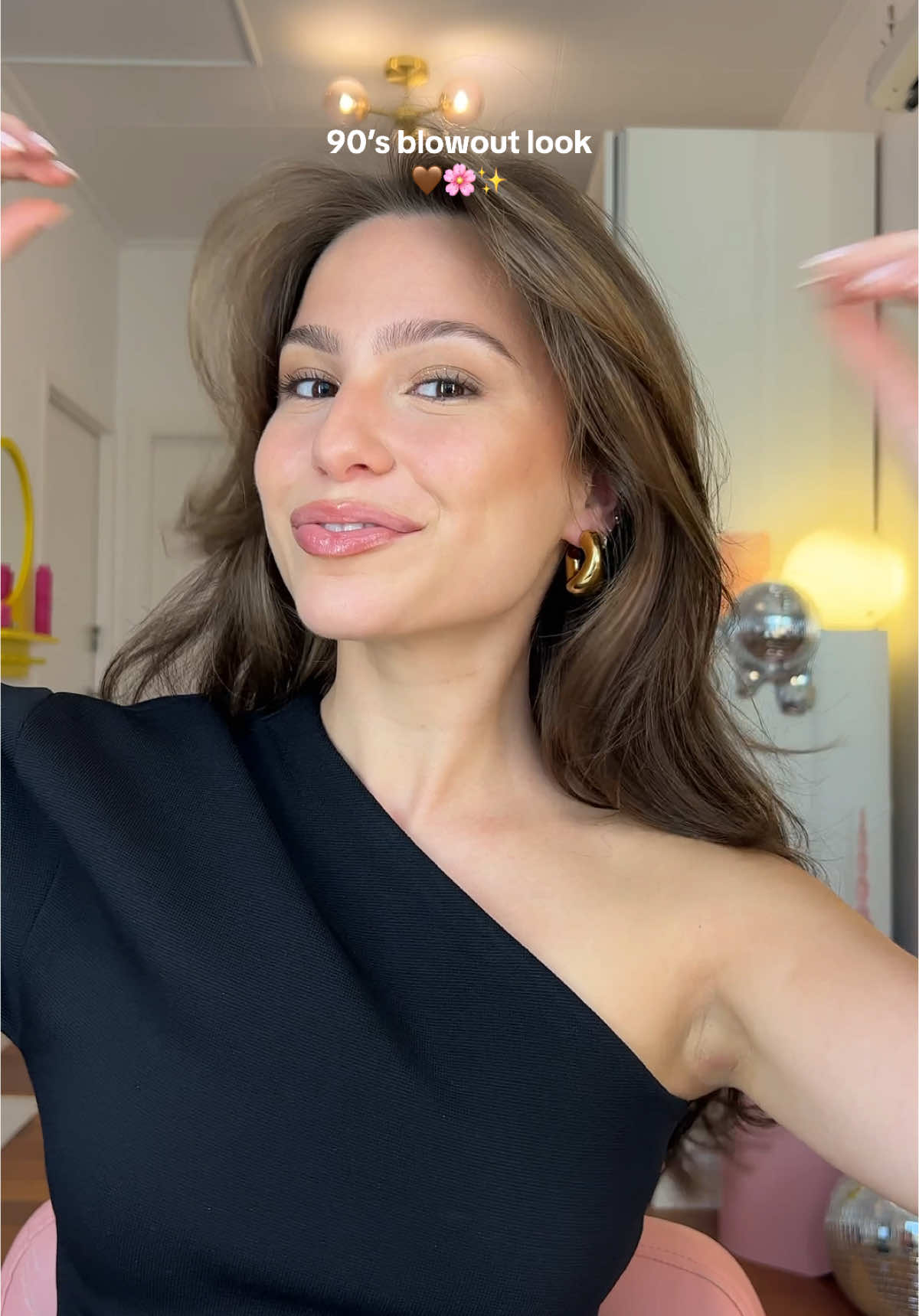 TikTok post by @liasadzo.off for BaByliss. Caption reads: publiciteit 🤎🌸✨ Signature 90’s blowout look met....