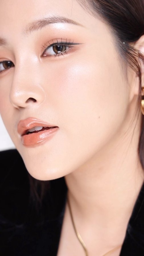 Instagram post by @soundtiss for M·A·C Cosmetics Thailand Market. Caption reads: ผิวแพง ผิวสวย ผิวเล่นแสง ทำทั้งหมดได้ ดูคลิปนี้จบ....