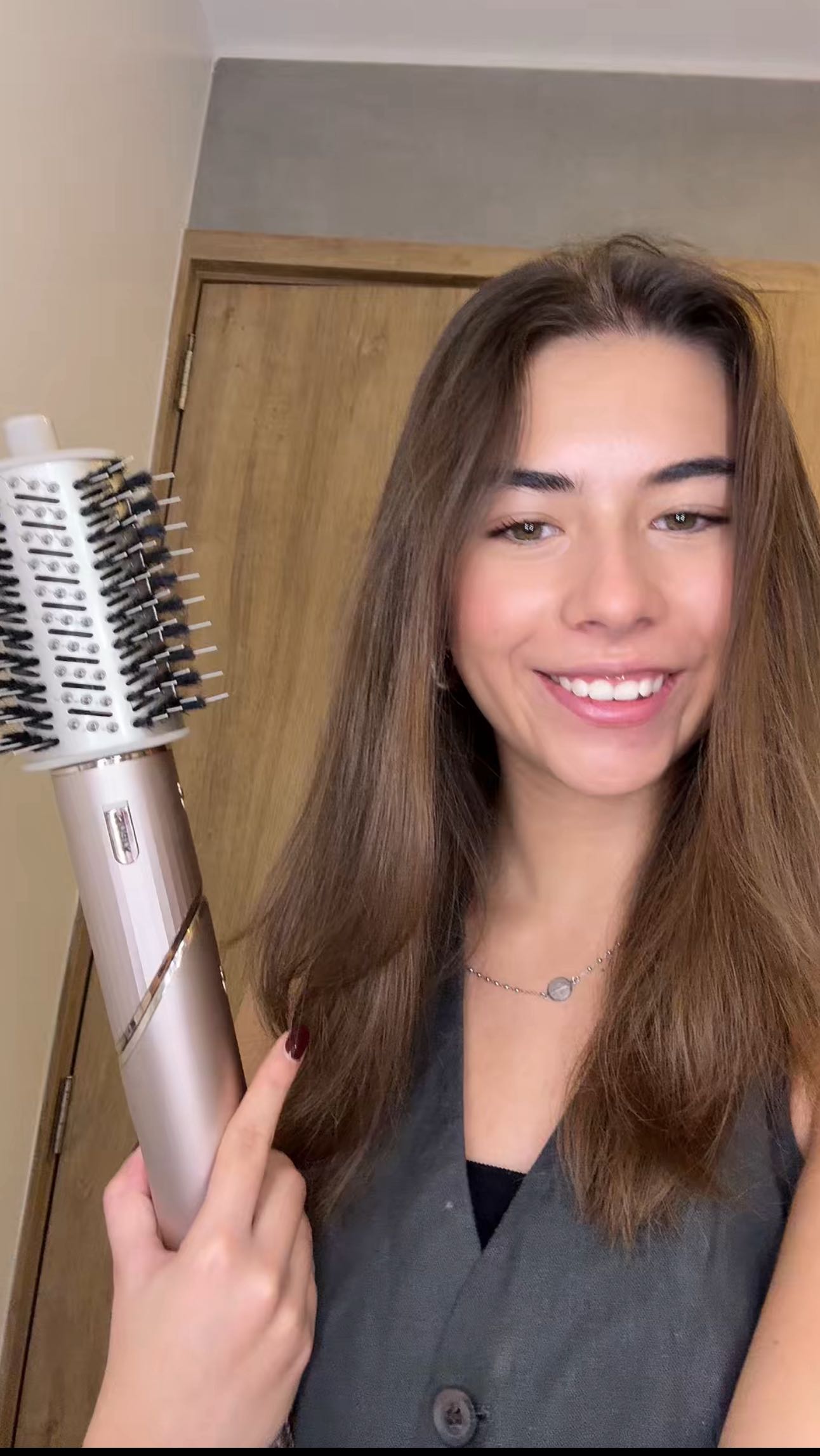 Instagram post by @ma.regis for Shark Beauty. Caption reads: Se les acabó su greñuda con mi #FlexStyle....