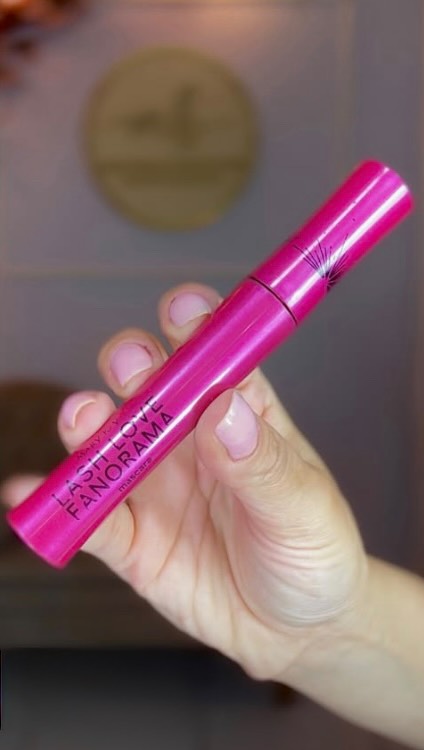 Instagram post by @mayybarcelos for Mary Kay. Caption reads: Funciona com qualquer máscara e qualquer pó solto!....