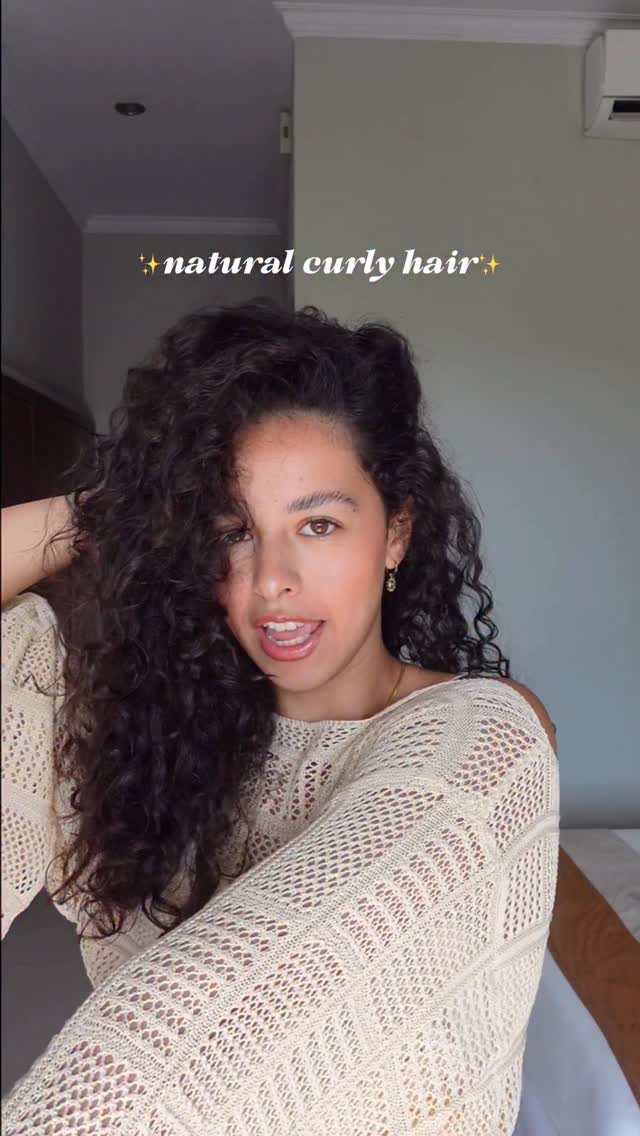 Instagram post by @nada.ugc for Herbal Essences. Caption reads: A secret to soft and healthy curls is the sulphate....