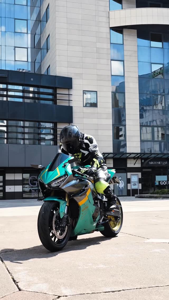 Instagram post by @bigdav_biker for Sony. Caption reads: 4K CBR 1000RR Fireblade ✨
•
#moto #bike....