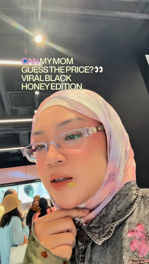 Instagram post by @mairahrauqah for Shopee Malaysia. Caption reads: Umi ingat lipstick viral ni harga berapa? 😂 Kali....