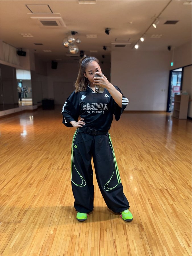 Instagram post by @chie.n_n.i for LES MILLS. Caption reads: [...] Start🫧🎧💿

@adidas 
@adidasjapan....