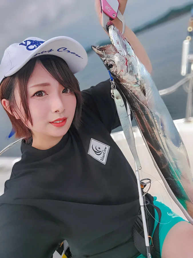 Instagram post by @tsuri_sayu.sub for ShimanoFishing Japan. Caption reads: 【🐉】

明日は太刀魚リベンジ❤️‍🔥
釣れますように🥹‪✨

【 𝐭𝐚𝐜𝐤𝐥𝐞....