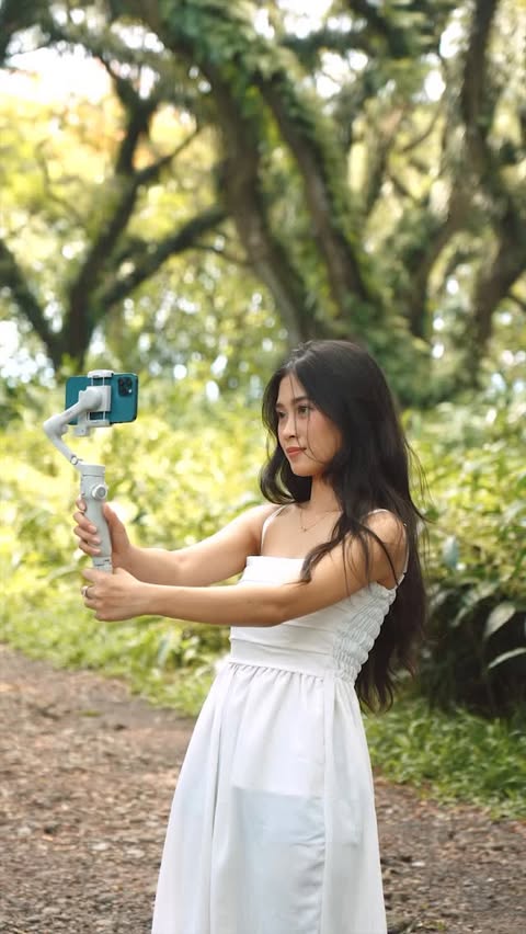 Instagram post by @lellynavyrasari for Tokopedia. Caption reads: 👌👌👌 Intelligent Tracking Module by @feiyutech....