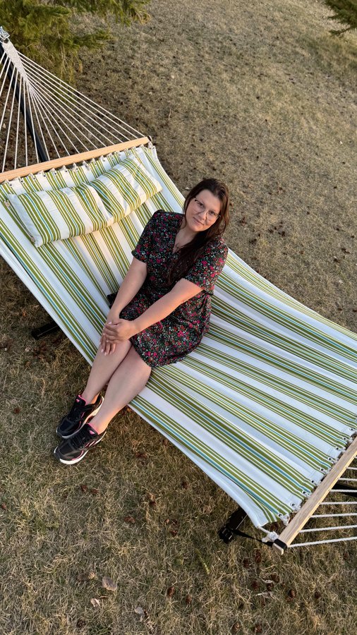 Instagram post by @vvershyninaa for SUNCREAT OUTDOOR. Caption reads: [...] people, but why? Relax alone 🌸🫶🥰....