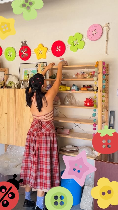 Instagram post by @whaletran for Bambu Lab. Caption reads: [...] a giant button garland with my giant....