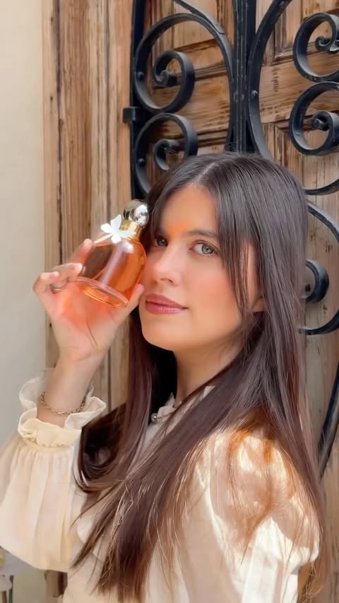 Instagram post by @valeriasernag for Cacharel Parfums. Caption reads: Regala esencia ✨ @cacharelparfums @searsmexico....