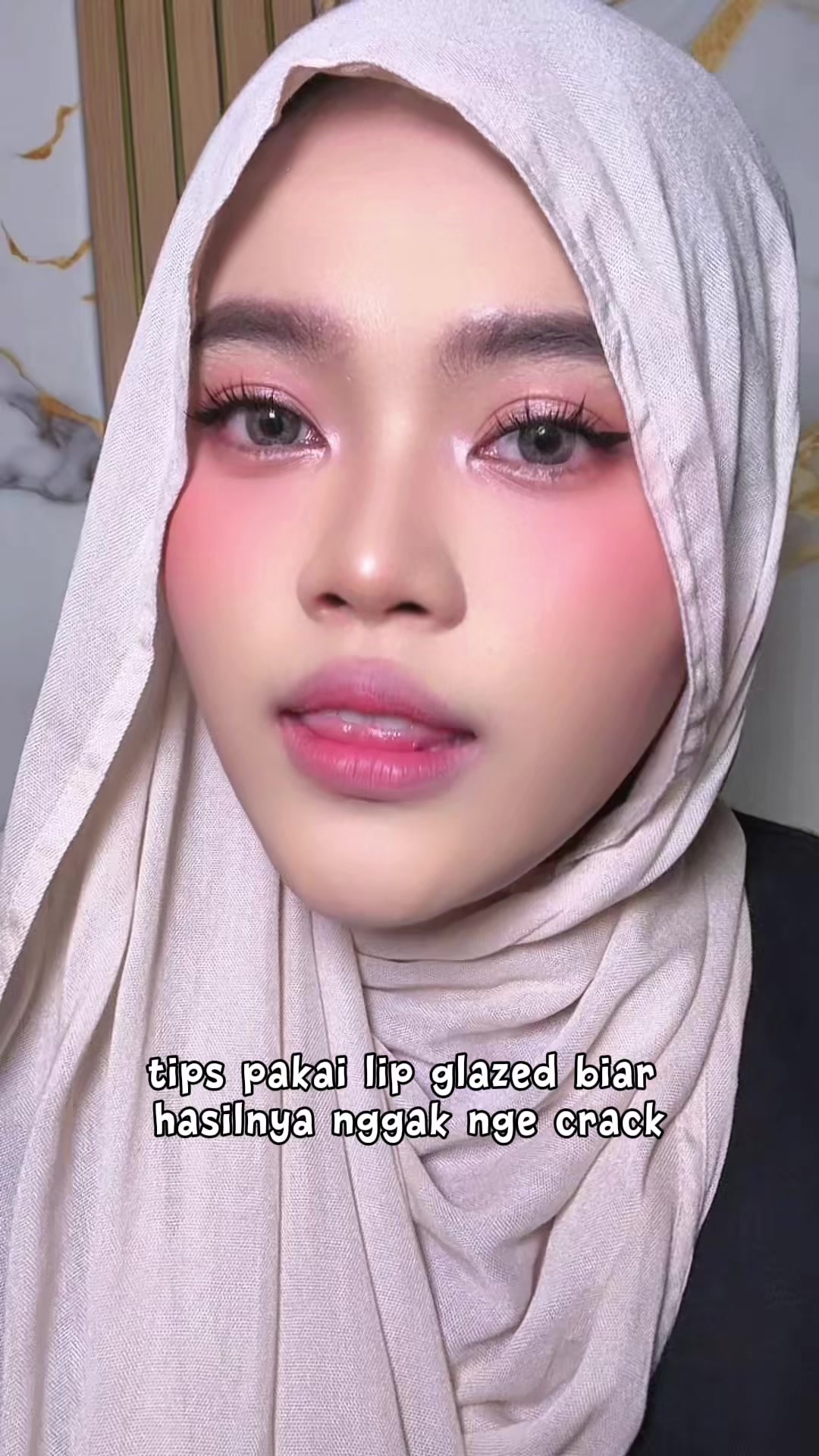TikTok post by @i.chaaa2525 for Make Over. Caption reads: tutorial pake lip glazed @makeoverid biar gak nge....