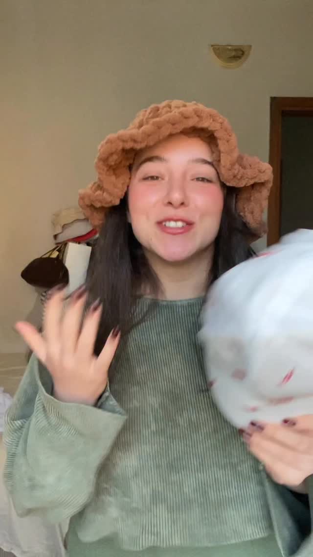 Instagram post by @neslyyce for Trendyol. Caption reads: Ay nasıl olmusss hepsiiii 🫠🤭💝🌸

#reklam....