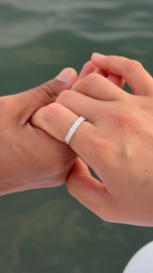 Instagram post by @influencerin.de for EAMTI Jewelry. Caption reads: ✨ 𝐓𝐡𝐢𝐬 𝐫𝐢𝐧𝐠 𝐟𝐫𝐨𝐦 @eamtijewelry....