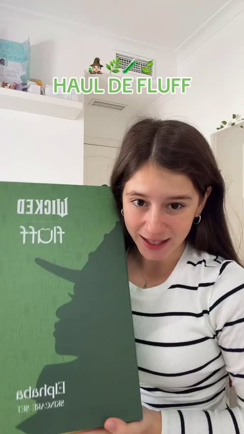 Instagram post by @its_araliving for fluff. Caption reads: haul de cositas de fluff 💚 #skincare #fluff #haul....