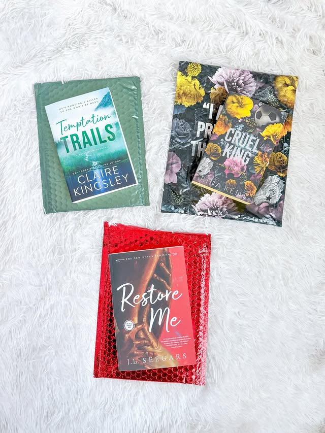 Instagram post by @_thebookchamber for Bloom Books. Caption reads: 💌 BOOK MAIL 💌

QOTD: what book would you be....