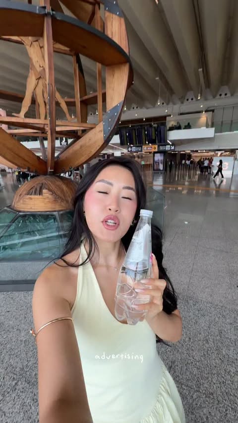 Instagram post by @jingherly for air up. Caption reads: ADV | buon acquistooo🩷 @airup #airup.