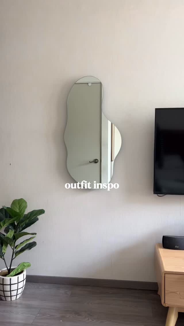 Instagram post by @anamurilllo for Cider. Caption reads: outfits inspirados en Merlina porque ya casi es....