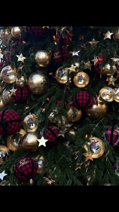 Instagram post by @siennasanter for Elizabeth Arden. Caption reads: Happy Day 4!!🎄🧸🎀

To enter the giveaway:
✨....