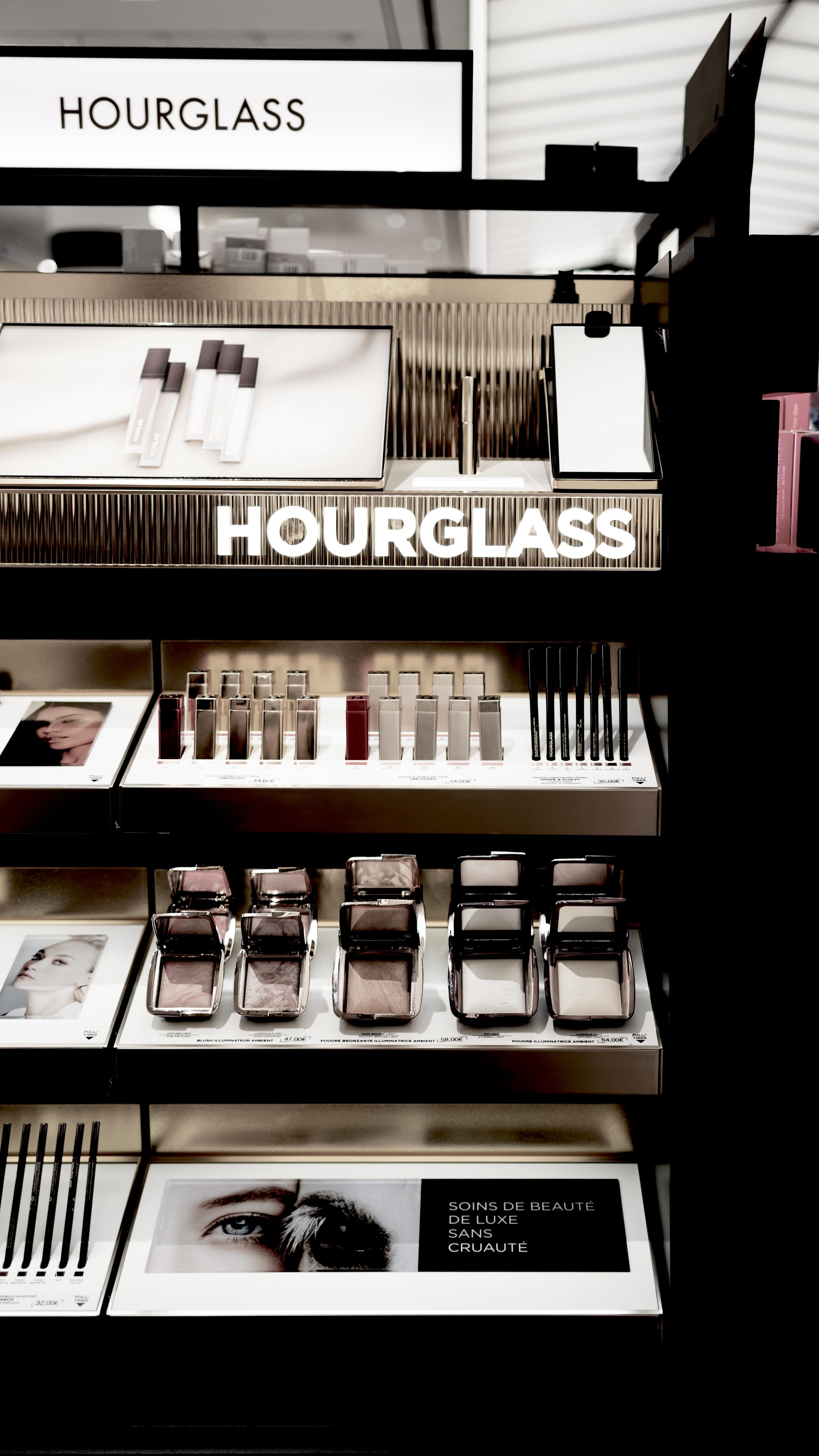 Instagram post by @disruptive_beaute for Hourglass Cosmetics. Caption reads: @hourglasscosmetics est enfin présente en magasin....
