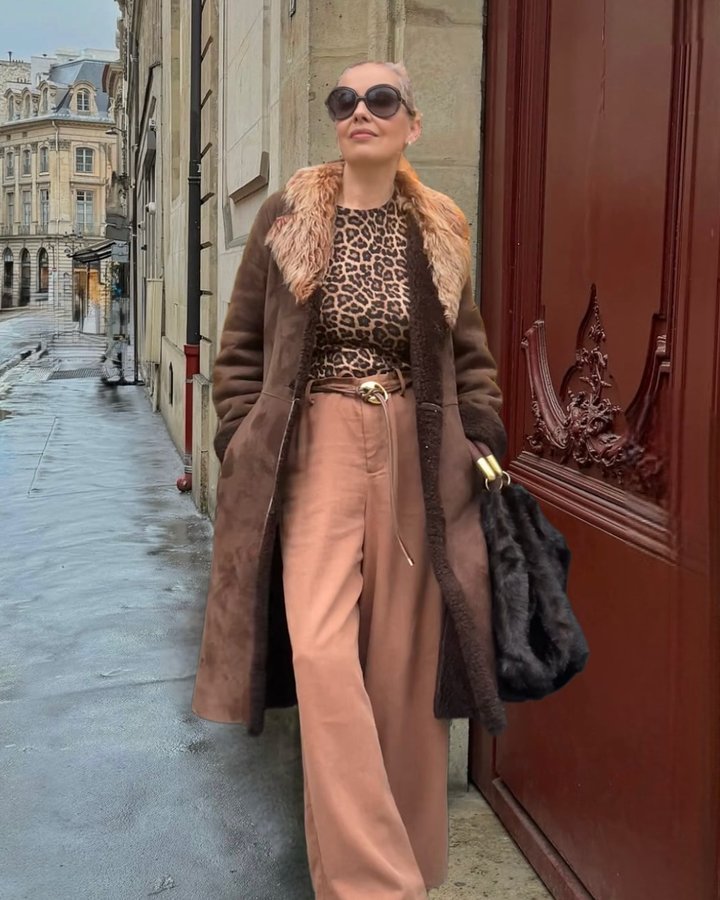 Instagram post by @chic50style for Linticoshop. Caption reads: [...] City. Keeping warm in layers with my....