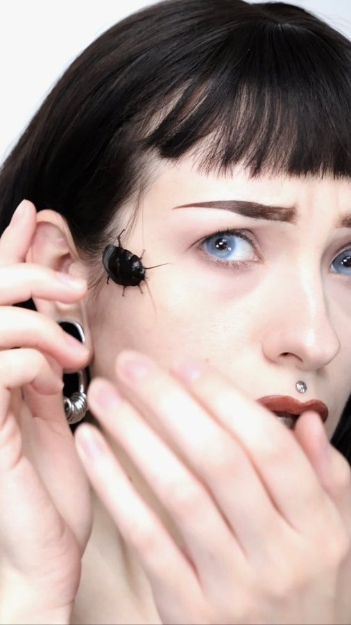 Instagram post by @lorenatinodi for Cool Shirtz. Caption reads: [...] serve & stay cool! 👻

Goodies by....