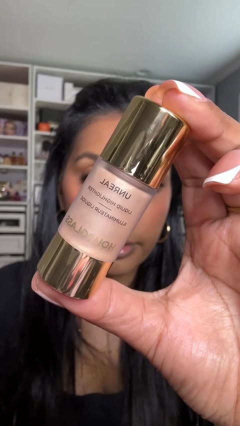Instagram post by @fabbeautyboss for Skeepers. Caption reads: What a gorgeous highlighter shade (Infinite ).....