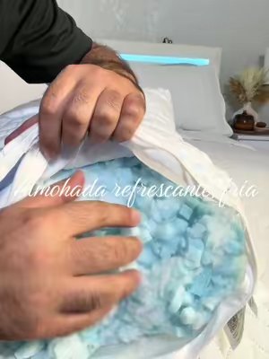 TikTok post by @odiediciofacil for Alcedo Health. Caption reads: Dormir fresco se siente diferente #CoolingPillow....