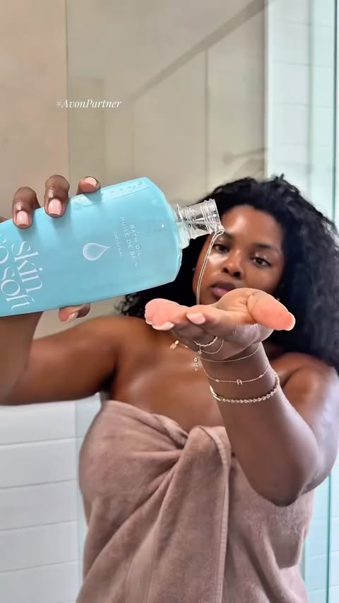 Instagram post by @riri.grahamm for Avon. Caption reads: #AvonPartner Some things don’t need a trend [...].