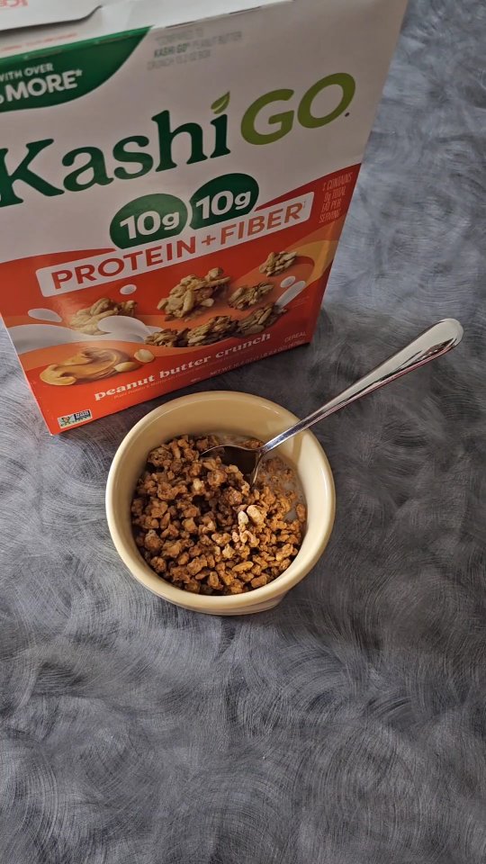 Instagram post by @kikibeautyxx for Kashi. Caption reads: #ad Starting my morning with @kashi Peanut Butter....